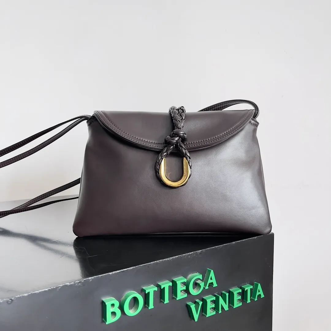 Batch 1520 Inspired by the 1970s, the Bottega Veneta women's logo shoulder bag has a smooth leather surface that brings a clean and handsome feel, just like the neatness and tenacity of a working woman. The front buckle has high-quality hardware pendant body, the overall retro elegance, and the excellent leather feels soft. This Bottega Veneta series can be described as beautiful, weakening the complexity of the outfit, not competing for it, and only using the best quality to interpret itself. Style number: 806030 (small size) Size: 27*16*6cm